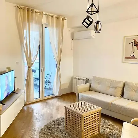 Bright Scandi Apartment Szkopje Kültér fotó